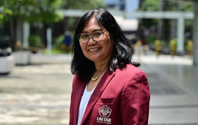 Foto Web – Kaprodi Magister – Bu Sisca